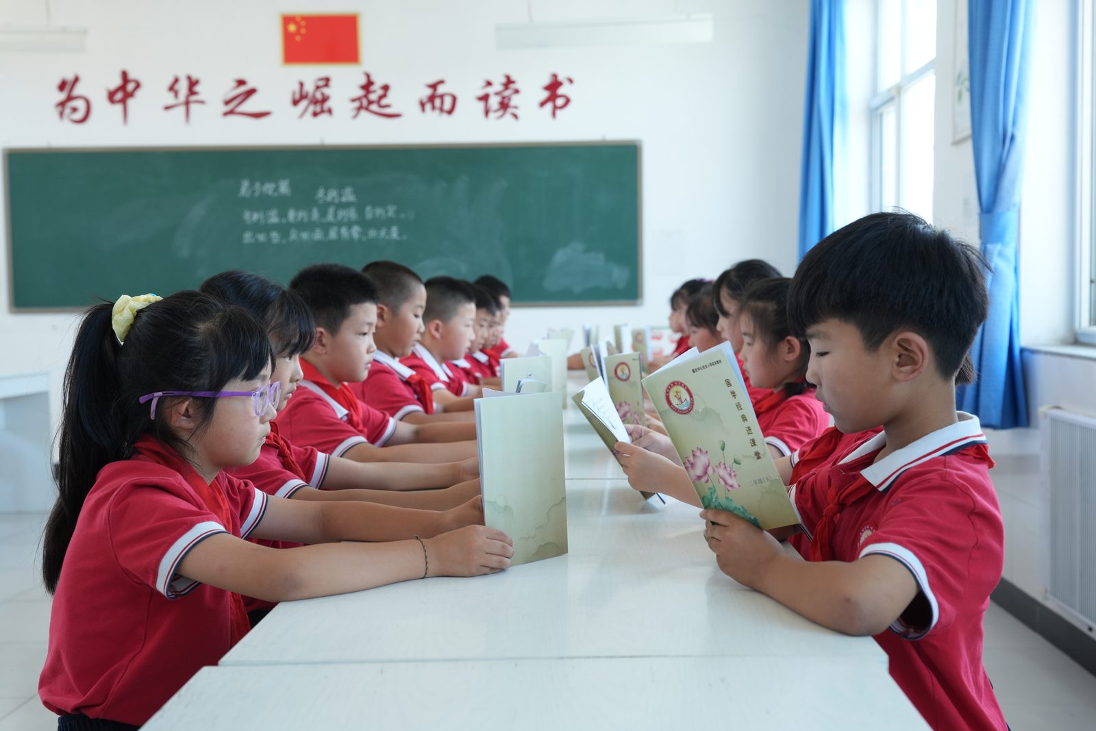 小学生在课堂上齐声诵读经典